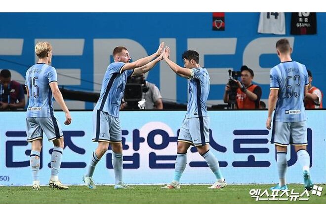 Beeld van die petisie 113 billion FW OUT Tottenham Cooluscept Zero Top Card Touching