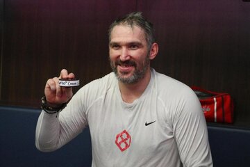 Imagen de la petición Alex Scores his 900th NHL Goal