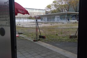 Малюнок петиції:Baustelle der Uni Köln gefährdet unsere Existenz !!! Kiosk im Philo
