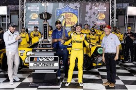 Kuva vetoomuksesta: Bell Wins 1st Round of NASCAR