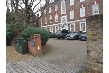 Bild der Petition Calling for the highgate society to REMOVE these vehicles