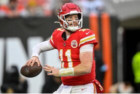 Lūgumraksta attēls: 치프스, 덴버와의 쿼터백 경기에서 카슨