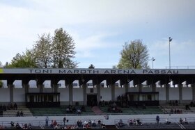 Lūgumraksta attēls: Das Passauer Drei-Flüsse-Stadion soll in Toni Maroth Arena umbenannt werden.