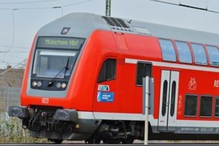 Peticijos nuotrauka:Deutsche Bahn AG: Stellen Sie den Schutz der Fahrgäste vor betrunkenen Fan-Gruppen sicher.