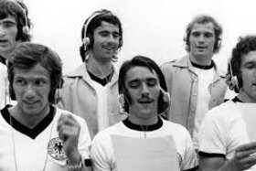 Bild der Petition: Die deutsche Fußballnationalmannschaft soll wieder Lieder singen