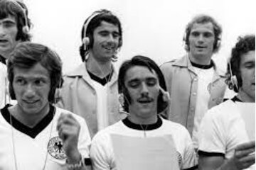 Bild der Petition Die deutsche Fußballnationalmannschaft soll wieder Lieder singen