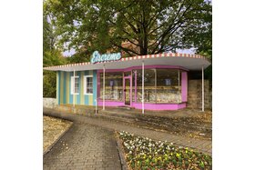 Photo de la pétition :Eine Eisdiele im Blumenpavillon Schwarzenbruck