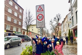 Bild der Petition: Endlich gleicher Schutz für ALLE Kinder in der Alsterdorfer Straße! Tempo 30 vor ALLEN Schulen!