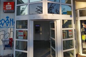 Photo de la pétition :Erhalt der Sparkassen SB-Filiale/ Center Diehloer Straße  mit Kontoauszugsdrucker und Geldautomat