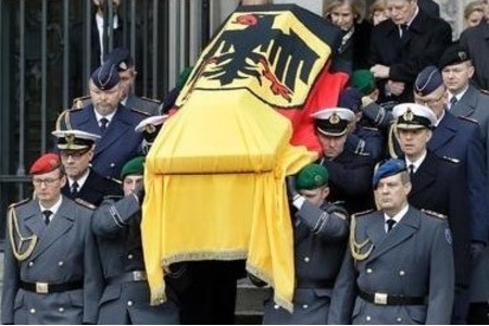 Foto da petição:Fahnenübergabe an Angehörige bei Beerdigung wenn diese in Ausübung ihres Dienstes verstorben sind