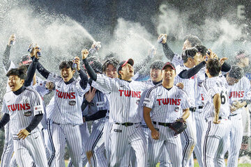 Image of the petition Fall baseball in 2024 is a 'classic' Take a time machine to the 1990s