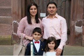 Foto e peticionit:Familie Hovanisyan soll bleiben!