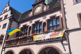 Өтініш суреті: Für das Hissen der Deutschen Flagge am Rathaus unserer Stadt
