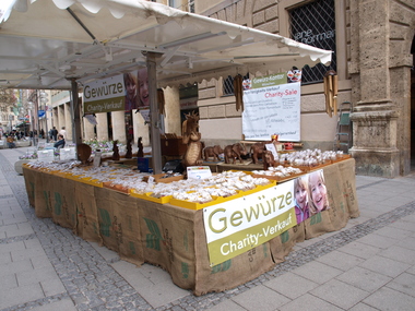 Bild der Petition: Für den Erhalt der seit 40 Jahren bestehenden Wohltätigkeitsverkäufe in der Münchener Fußgängerzone