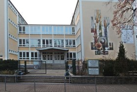 Bild der Petition: Für den Erhalt des Wandbildes von Dietrich Fröhner an der Magdeburger Ernst-Wille-Schule!
