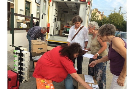 Poza petiției:Dear customs officer: Please release the relief supplies for refugees in Greece!