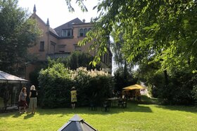 Φωτογραφία της αναφοράς:Gefahr für das Haus der Familie – Hände weg vom Garten der Villa Butz!