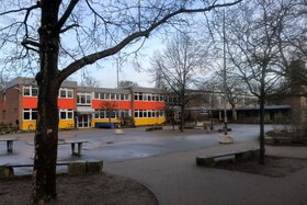 Φωτογραφία της αναφοράς:Gegen das Pilotprojekt zur Öffnung des Schulhofs der Grundschule Klein Hehlen für die Öffentlichkeit