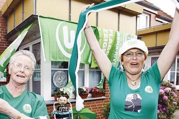 Bild der Petition Halterung für die Plakate von Super-Fan Dorothea Nahrstedt-Hampel an ihrem Platz in der Volkswagen A
