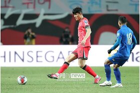 Bild der Petition: Kim Min-jae, who dazedly missed Thailand's penetration, couldn't move and shocked loss humiliation