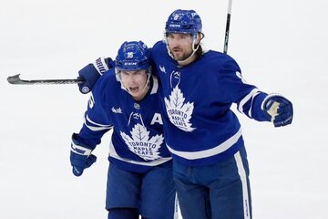Immagine della petizione Marner scores equalizer as Maple Leafs beat Panthers
