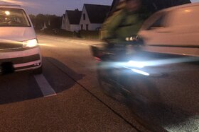 Foto della petizione:Ottomar-Enking-Straße muss sicherer werden: Radfahrende Schulkinder gehören nicht auf diese Straße!