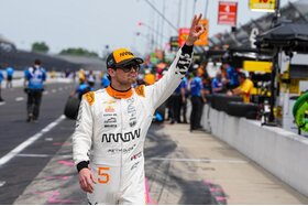 Foto e peticionit:Pato O'Ward Finally Milks a Cow Before Indy 500