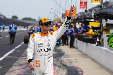 Imagen de la petición Pato O'Ward Finally Milks a Cow Before Indy 500