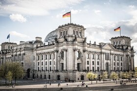 Bild der Petition: Pflicht zur politischen Qualifikation und öffentlicher Rechenschaft für Bundestagsabgeordnete.