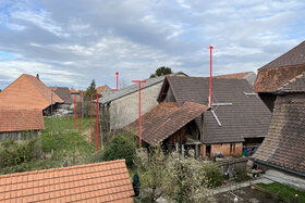 Foto e peticionit:Protest gegen massiven Neubau eines Mehrfamilienhauses mit Einstellhalle im Dorfkern Walperswil