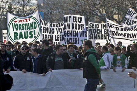 Bild på petitionen:Rapid Wien Neu / Mehr Augenmerk auf Sportliches - Weniger auf Wirtschaftliches