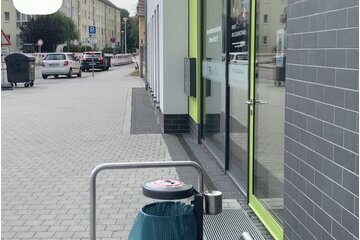Imagen de la petición Raucherurnen vor den Eingängen zu den Gebäuden entfernen und versetzen