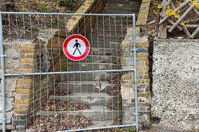 Bild på petitionen:Schulweg Bergschule - Instandsetzung der Treppe am Fußgängerüberweg Laasener Str. - Loreystraße