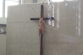 Bild der Petition: Cadáver de plástico en lugar del cuerpo de Cristo – en la iglesia City-Kirche Mönchengladbach