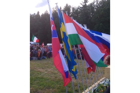 Foto da petição:Siegerehrung mit Hymne und Flaggen für Whippet / Windspiele Sprinter bei FCI-Titelrennen