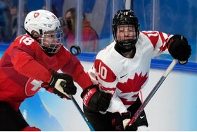 Obraz petycji: 신인 스타 사라 필리어와 뉴홈의 합류로 PWHL 뉴욕 사이렌의 궤적이 주목받고 있습니다