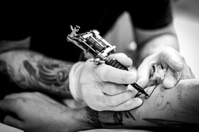 Kuva vetoomuksesta:Sofortige Öffnung der Tattoostudios