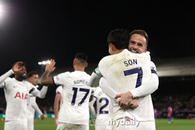 Image of the petition: Son Heung-min caught by the collar Madison → to celebrate his come-from-behind victory together on t