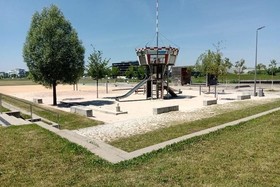 Imagen de la petición:Sonnenschutz auf dem Flugfeld-Spielplatz