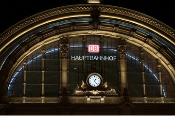 Immagine della petizione Stadt Frankfurt am Main / Deutsche Bahn AG: Alptug Sözen ist ein Held - Helden sollten leben dürfen!