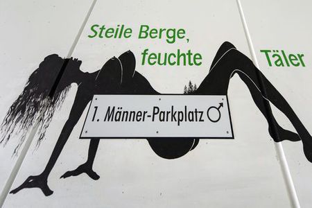 Bild der Petition: „Steile Berge, feuchte Täler“  - NEIN – zu geschmackloser „Kunst“ im Parkhaus Triberg