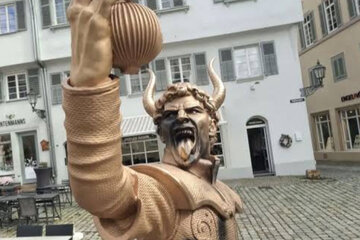 Image of the petition Removal of the devils sculpture in Esslingen's town hall square