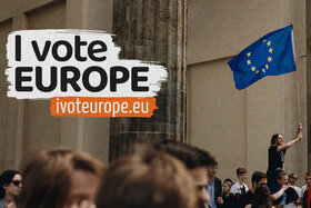 Bilde av begjæringen:We're calling on the Parliament to create a single, European election and public voting holiday.