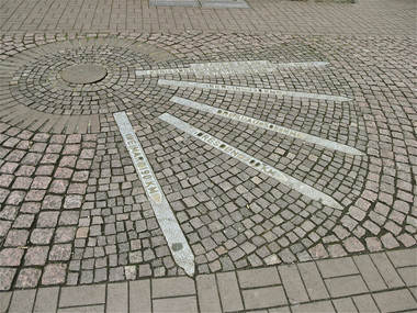 Φωτογραφία της αναφοράς:Wiedereinbau der Bronze-Richtungspfeile vor dem Rathaus I in Burgdorf