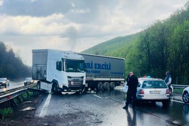 Забрана за движение на тежкотоварни автомобили в лявата лента на автомагистралите խնդրագրի պատկերը